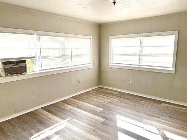 Building Photo - 422 D St SE