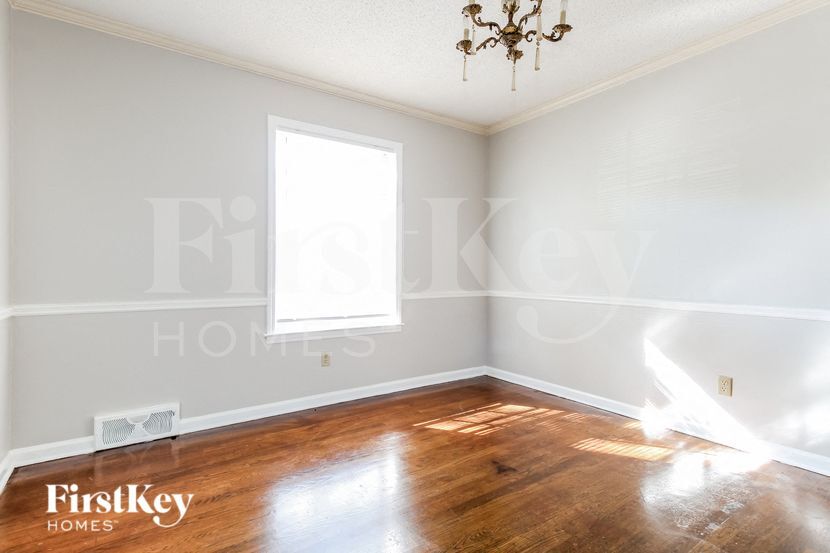 Building Photo - 4560 Parkwood Rd