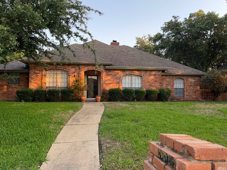 Building Photo - 737 Robin Ln