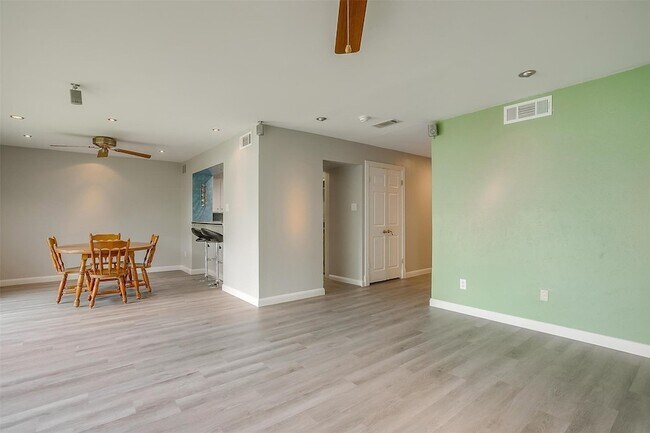 Building Photo - 390 Driftwood Ct