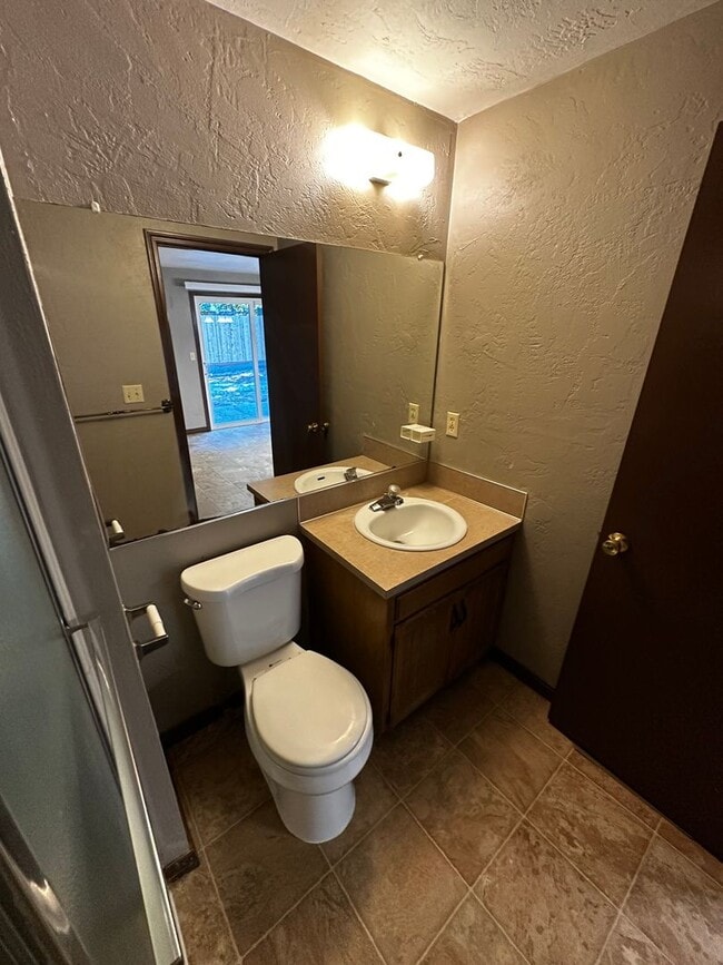 Building Photo - Three Bedroom Home in Keizer