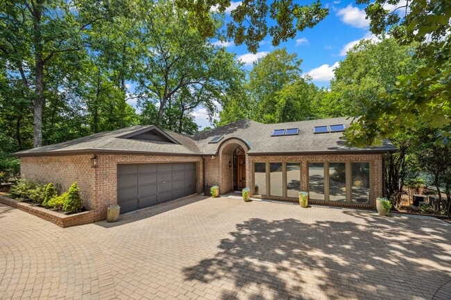 Building Photo - Gorgeous, Fully furnished 3 Bed 3.5 bath h...