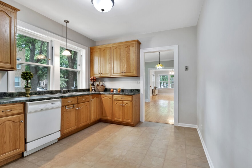 Building Photo - 5658 N Campbell Ave