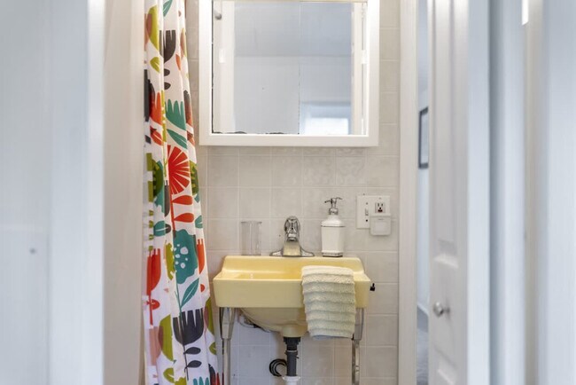 Building Photo - 3175 Rocky River Dr