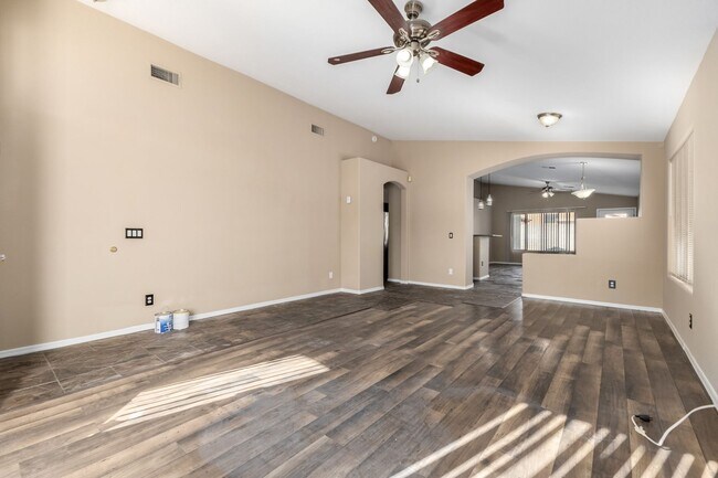Building Photo - Charming 4-Bedroom Peoria Home with Private Pool – Great Location!