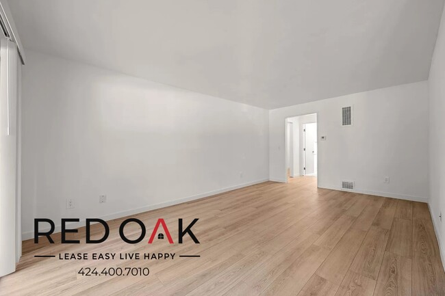 Building Photo - Incredibly Bright and Spacious Two Bedroom...