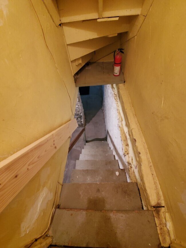 Building Photo - Spacious 3 Bedroom 1.5 Bath Brick Home