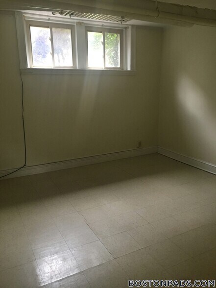 Building Photo - 88 Maple St