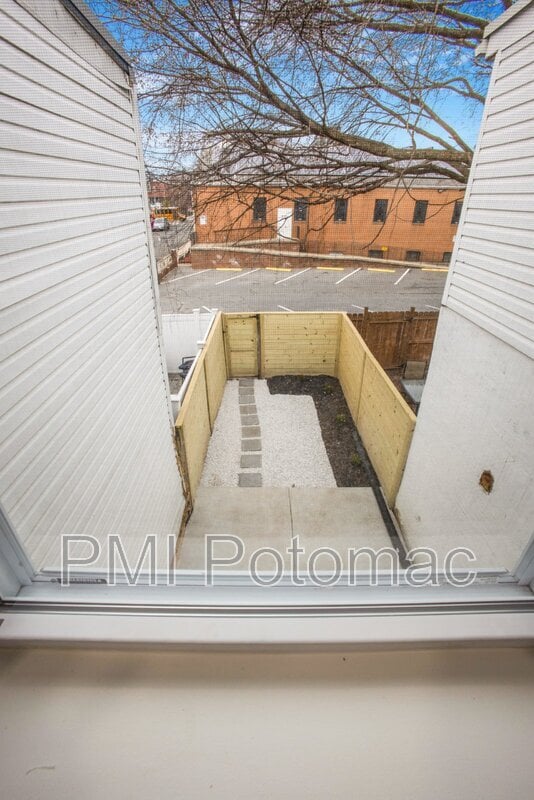 Building Photo - 702 19th St NE