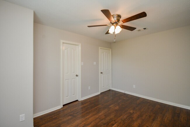 Building Photo - 6003 Hickory Hollow Dr