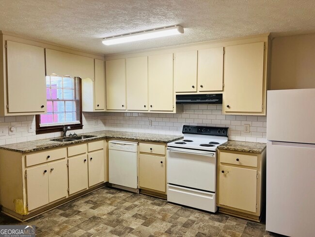 Building Photo - 12 Fredda Ln