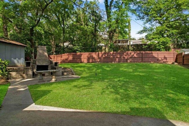 Building Photo - 1647 Lake Ella Dr
