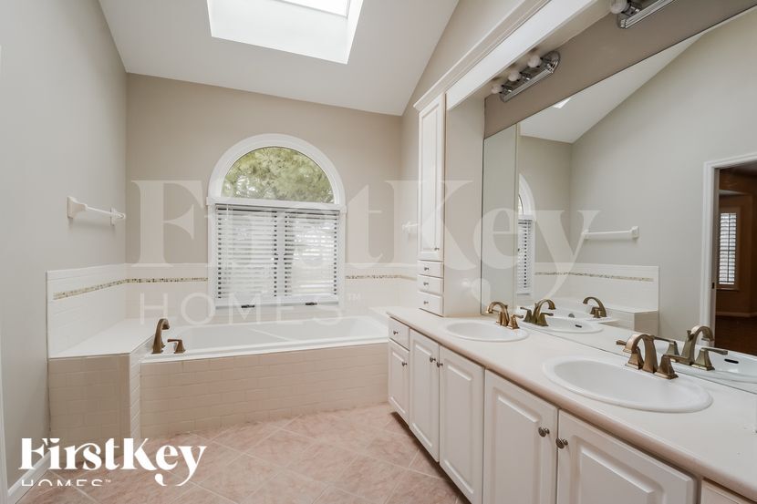 Building Photo - 700 Meadow Cliff Dr