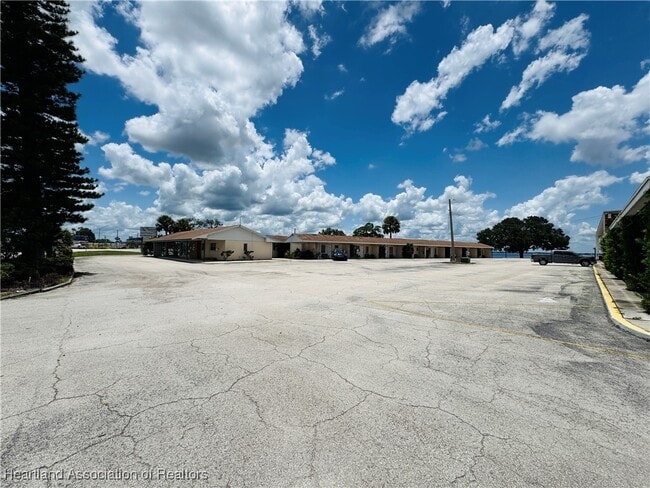 Building Photo - 1001 Lakeview Dr