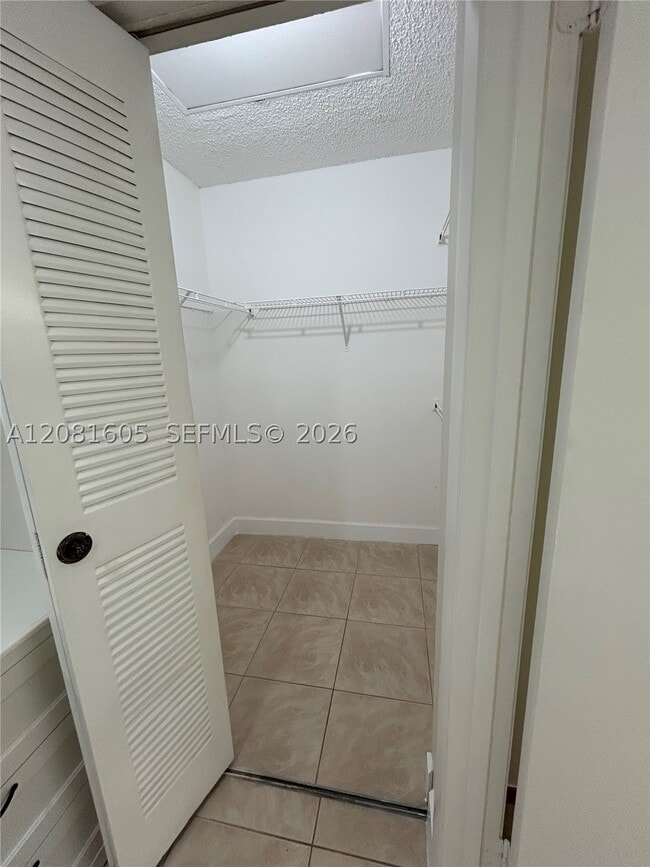 Building Photo - 9733 Westview Dr