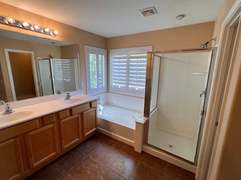Building Photo - 6631 S Classic Way