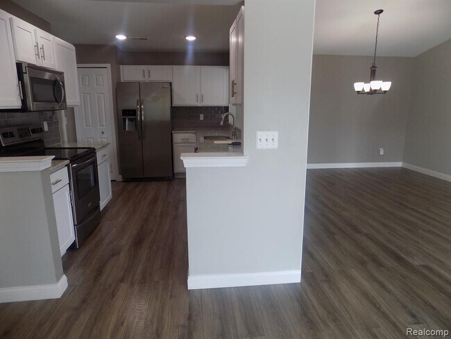 Building Photo - 16327 Chatham Dr