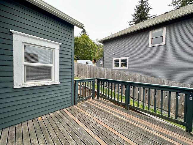 Building Photo - Duplex near WWU! 710/712 N. Garden St.