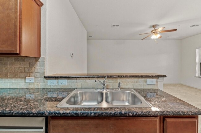 Building Photo - 1620 Bryant Dr