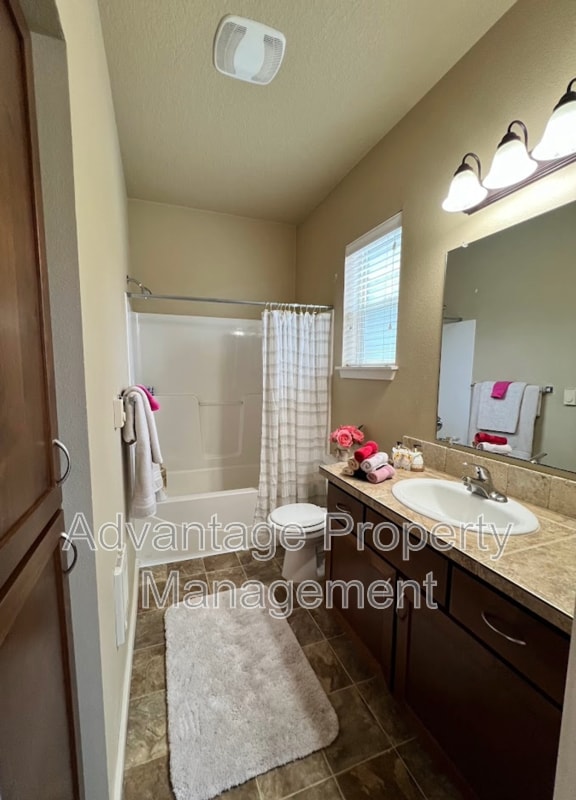 Building Photo - 519 Catron St N