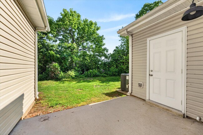 Building Photo - The Stowe Court Dog Friendly Condo for rent!