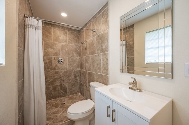 Building Photo - 3 bed 2 bath Near school/park