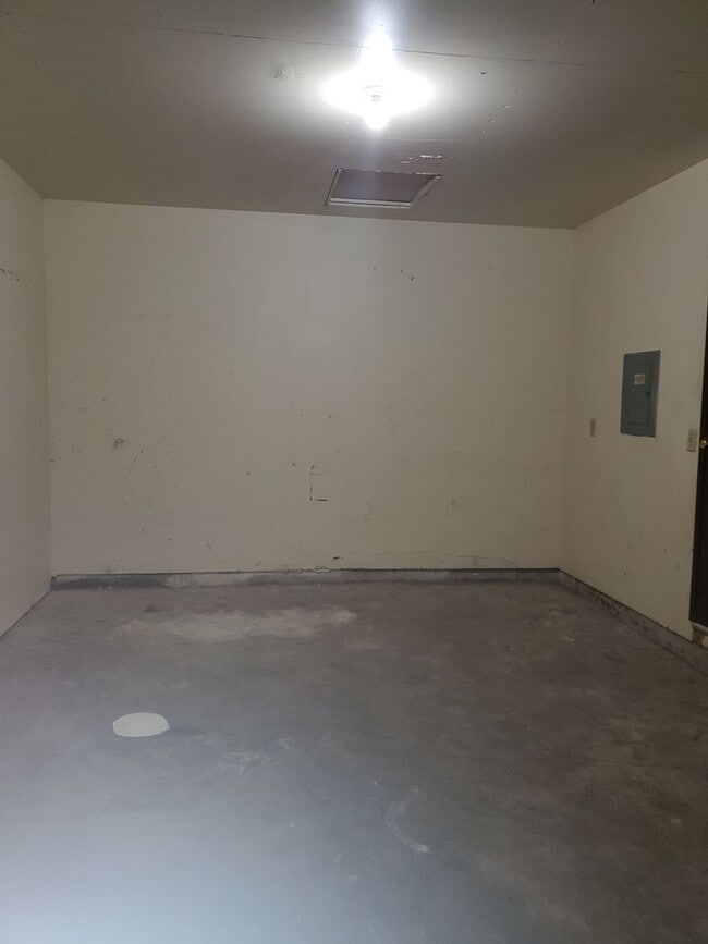 Building Photo - 2 bed 1 bath Duplex