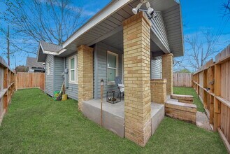 Building Photo - Historic Houston Charm with Modern Comfort Built In