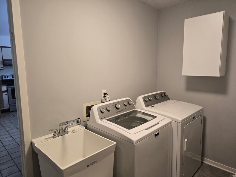 Building Photo - 6171 Spring Vale