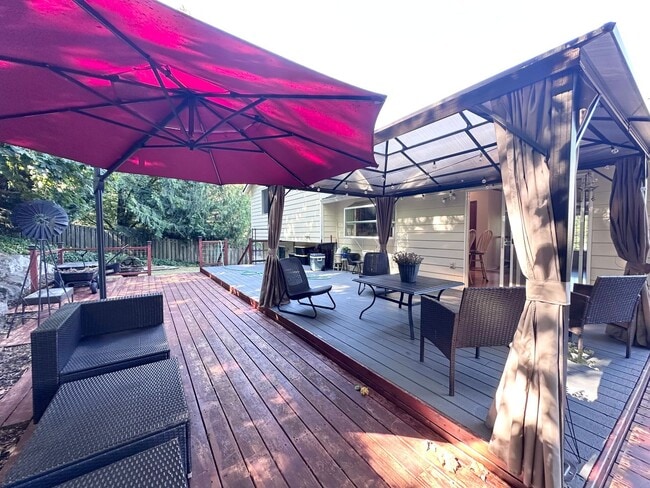 Building Photo - 3 Bed 2.5 Bath 3 Level Home w/ Furnished B...