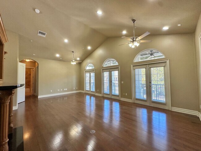 Building Photo - Spacious Haile Plantation Apartment – 3BR/...