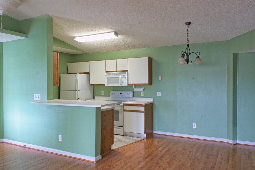 Building Photo - 2269 Essex Dr