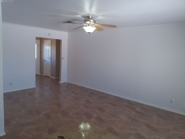 Building Photo - Pool Home 3 bedroom 2 bathroom Long term