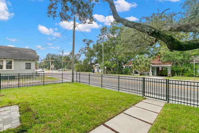 Building Photo - LIKE NEW Luxury Townhome For Rent in Tampa...