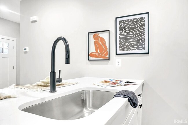 Building Photo - 1112 N Woodburn Ave