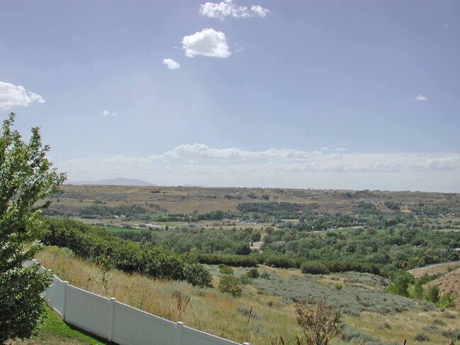 Building Photo - 4-Bed, 3.5 Bath Home with Scenic Views in South Ogden