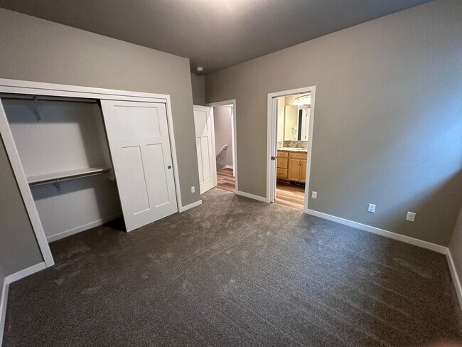 Building Photo - 4 Bedroom / 4 bath New Townhome. Every bedroom is its own Master Suite with your own full bathroo...