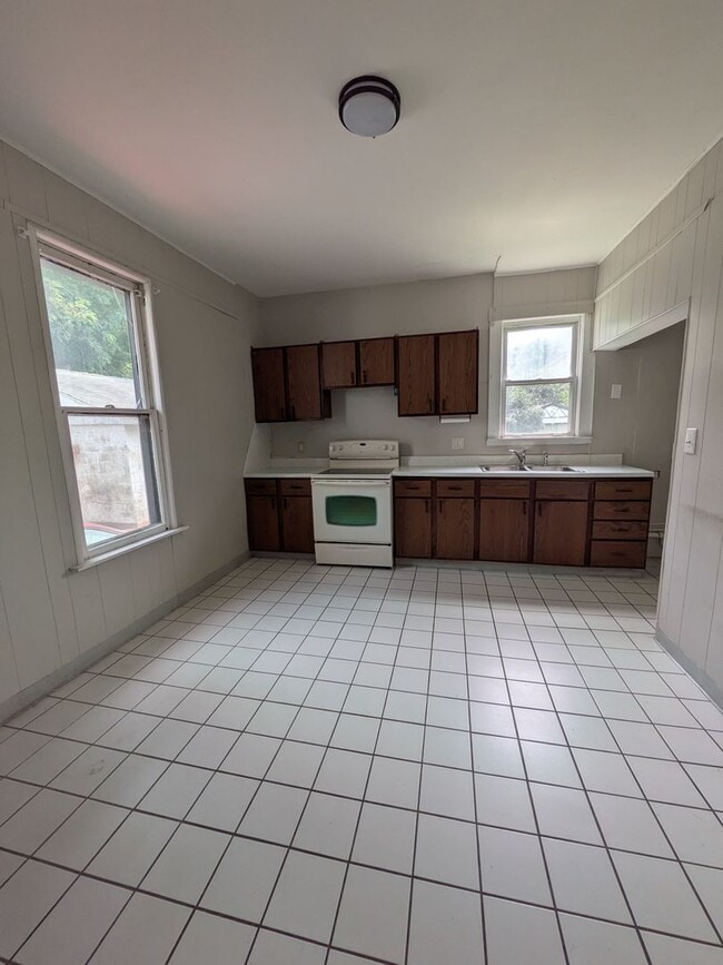 Building Photo - 2 bed 1 bath with 1st floor laundry and of...