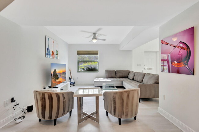 Building Photo - 610 Clematis St