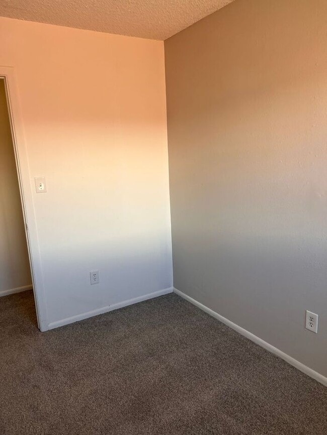 Building Photo - Spacious Three Bedroom Townhome in Westmin...