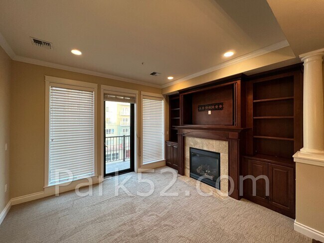 Building Photo - 1 Bed 1.5 Bath Theater District Condo + Am...
