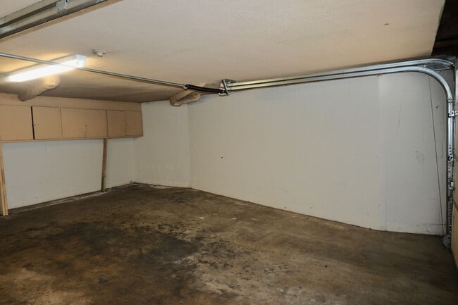 Building Photo - 5941 S Land Park Dr