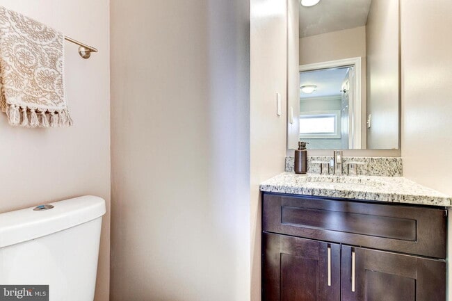 Building Photo - Elegant Arlington Residence with Comfortable Living and Ideal Location