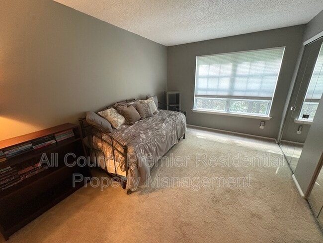 Building Photo - 60 Versailles Ct