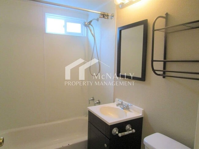 Building Photo - 2 Bedroom 1 Bathroom Townhome in Downtown Gig Harbor