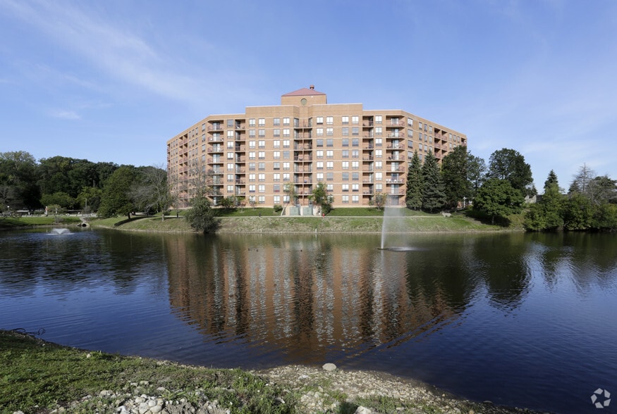 Lisle IL Apartments - The Towers at Four lakes