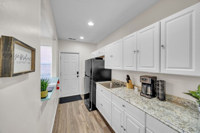 Building Photo - 105 Ash St