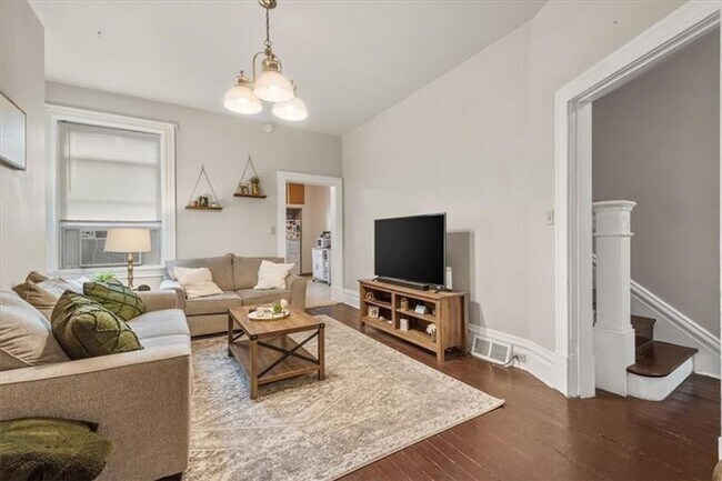 Building Photo - Beautiful 3 Bed/1 Bath in Pittsburgh's Lawrenceville Neighborhood - Prime Location!! - Available ...