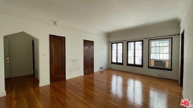 Building Photo - 444 N Sycamore Ave