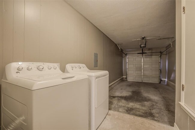 Building Photo - 306 Corral Ln